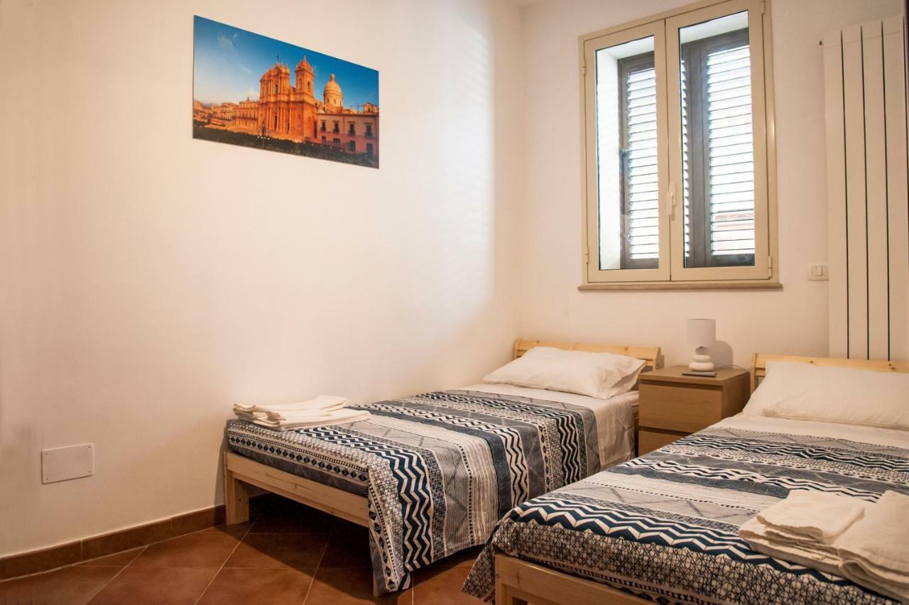 La Lanterna Casa Vacanze Apartment Noto Bagian luar foto